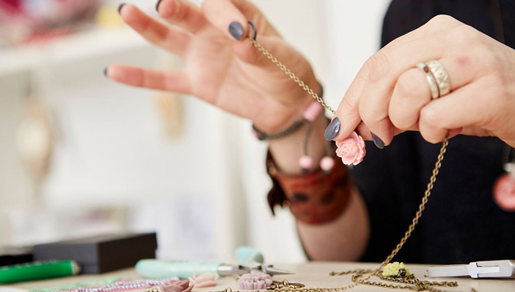 جواهرسازی ،آموزش جواهرسازی برای افراد مبتدی؛ تمام نکاتی که قبل از شروع، باید بدانید ،چرا جواهرات دست‌ساز محبوب شده‌اند؟