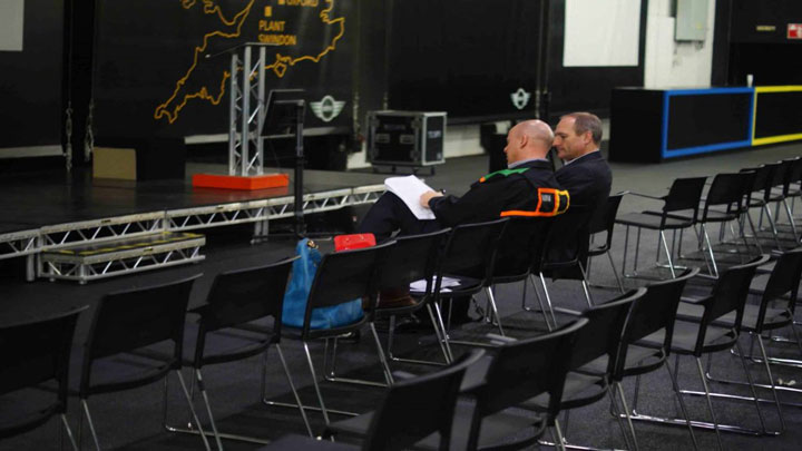 دو نفر در حال برنامه‌‌ریزی برای اجرای رویداد