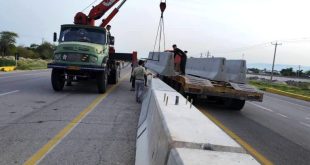 اجرای حفاظ بتنی در بزرگراه خورموج- کنگان آغاز شد