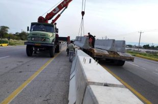اجرای حفاظ بتنی در بزرگراه خورموج- کنگان آغاز شد