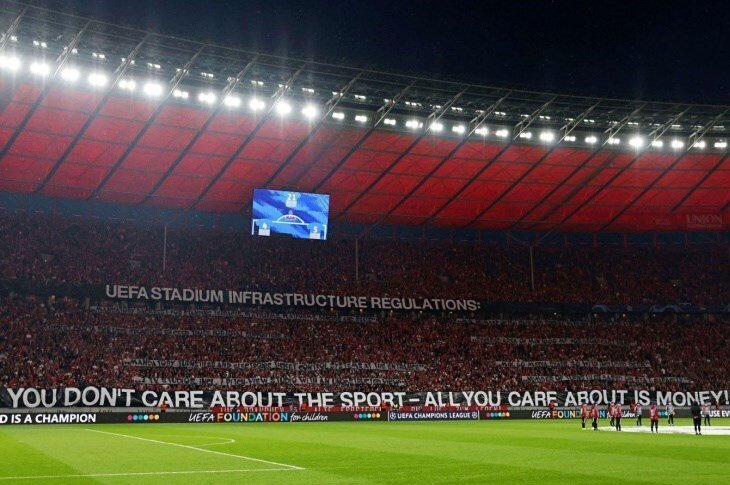 عکس| بنر جنجالی در لیگ قهرمانان