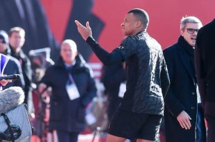 عکس| حرکت عجیب امباپه رو به تماشاگران حریف!