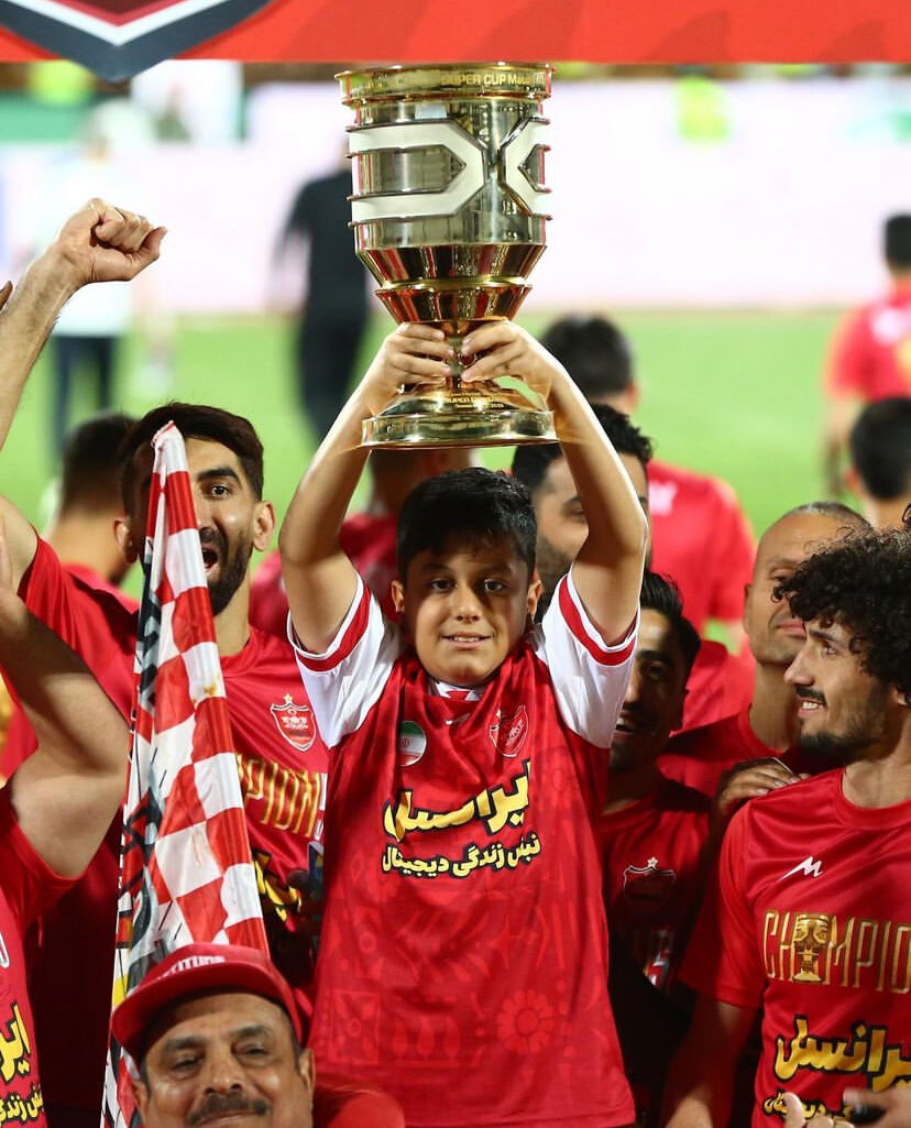 عکس‌| پسر بیرانوند سوپرجام پرسپولیس را بالا برد!