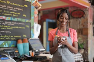 عشق در کسب و کار؛ زنی که با لبخند در حال گرفتن سفارش مشتری است