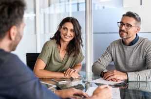 کمک گرفتن از یکی از همکاران قابل اعتماد برای تغییر نظر همکاری مخالف