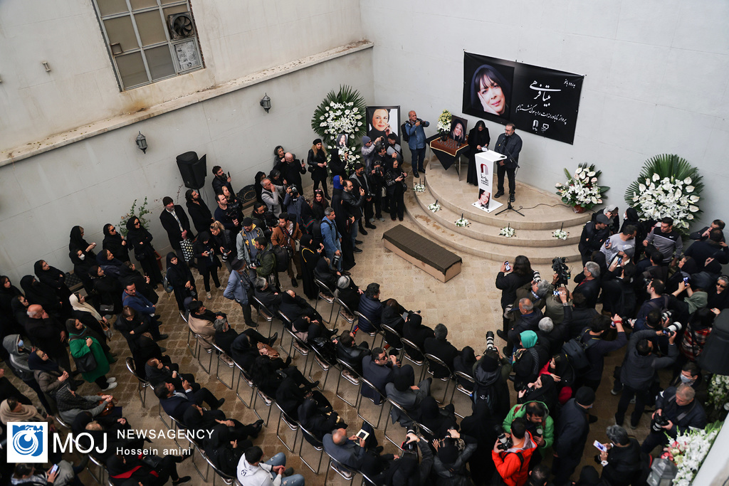 پیکر بیتا فرهی در قطعه هنرمندان آرام گرفت 9 تشییع پیکر بیتا فرهی