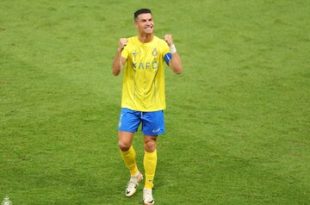 عکس‌| کری‌خوانی برای رونالدو با ۸ توپ طلای مسی