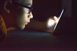 استفاده طولانی مدت کودکان از نمایشگرها