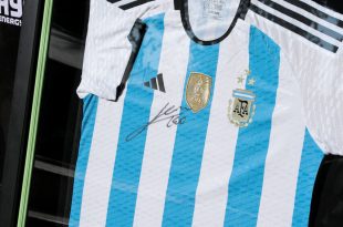 کیت آرژانتین با امضای مسی در دستان سه ایرانی