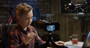 پسر نوجوانی در حال صحبت جلوی دوربین و یوتیوبری