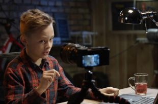 پسر نوجوانی در حال صحبت جلوی دوربین و یوتیوبری