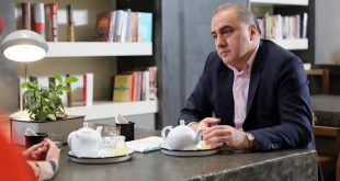 سفیر صلح جمعیت هلال احمر به فرهاد قائمیان رسید