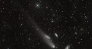 کهکشان‌های سه‌گانه درنا و یک دنباله‌دار