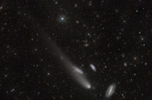 کهکشان‌های سه‌گانه درنا و یک دنباله‌دار