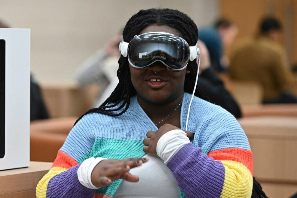 1707925558 679 برخی خریداران هدست ویژن پرو درحال برگرداندن آن به اپل