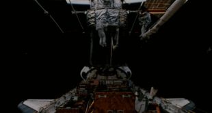 تعمیر تلسکوپ هابل توسط شاتل دیسکاوری