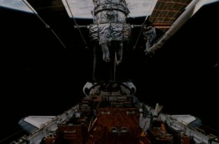 تعمیر تلسکوپ هابل توسط شاتل دیسکاوری