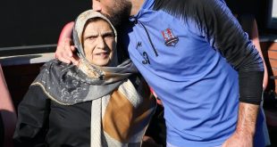 بوسه محمد عباس زاده بر سر مادرش