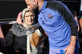 بوسه محمد عباس زاده بر سر مادرش