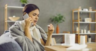 صحبت‌کردن خانم با تلفن در حالت بیماری برای درخواست مرخصی استعلاجی