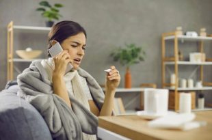 صحبت‌کردن خانم با تلفن در حالت بیماری برای درخواست مرخصی استعلاجی