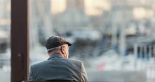 تنهایی بر سلامتی افراد مسن تأثیر بسیار مضری می‌گذارد