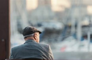 تنهایی بر سلامتی افراد مسن تأثیر بسیار مضری می‌گذارد