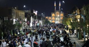 بزرگترین سفره افطار در یزد پهن شد