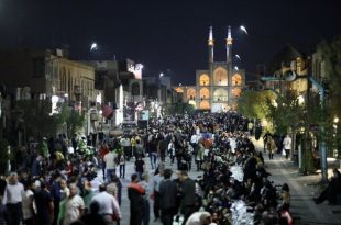 بزرگترین سفره افطار در یزد پهن شد