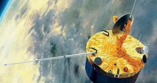 کاسینی هویگنس سه پرواز با کمک گرانش انجام داد: یک‌بار دیگر با زهره در ژوئن 1999، زمین در آگوست 1999 و مشتری در دسامبر 2000.