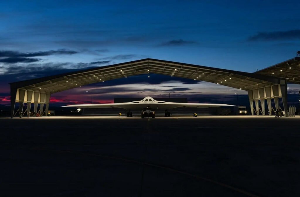 1716714988 522 اولین تصاویر رسمی از پرواز بمب‌افکن رادارگریز B 21 آمریکا انتشار