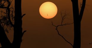 این تصویر ترکیبی شامل یک نوردهی بسیار کوتاه است که فقط از سطح خورشید گرفته‌ شده‌ است، اما آنچه را که واقعاً قابل مشاهده بود شبیه‌سازی می‌کند.