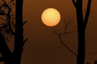 این تصویر ترکیبی شامل یک نوردهی بسیار کوتاه است که فقط از سطح خورشید گرفته‌ شده‌ است، اما آنچه را که واقعاً قابل مشاهده بود شبیه‌سازی می‌کند.