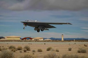 اولین تصاویر رسمی از پرواز بمب‌افکن رادارگریز B-21 آمریکا منتشر شد