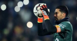 عکس| سلفی حسینی با یک دختربچه در تمرین استقلال