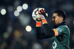 عکس| سلفی حسینی با یک دختربچه در تمرین استقلال