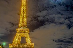 تاج قمری بر فراز پاریس