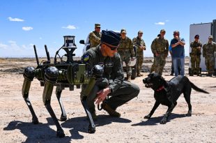 تست سگ رباتیک مجهز به مسلسل تفنگداران دریایی آمریکا