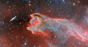 کهکشان سمت چپ، کروی و بسیار بزرگ است. این کهکشان در فاصله بسیار دور و تنها به‌صورت تصادفی در نزدیکی CG4 قرار گرفته‌ است.