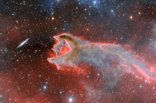 کهکشان سمت چپ، کروی و بسیار بزرگ است. این کهکشان در فاصله بسیار دور و تنها به‌صورت تصادفی در نزدیکی CG4 قرار گرفته‌ است.