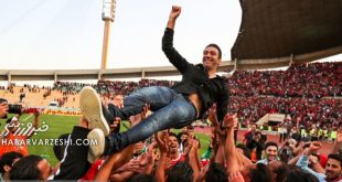 شادمانی مربی استقلالی در حضور بزرگان پرسپولیسی/ طرفداران نساجی نکونام را روی دوش خود گذاشتند!