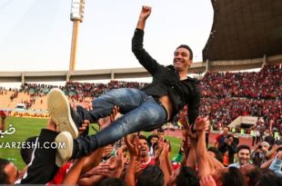 شادمانی مربی استقلالی در حضور بزرگان پرسپولیسی/ طرفداران نساجی نکونام را روی دوش خود گذاشتند!