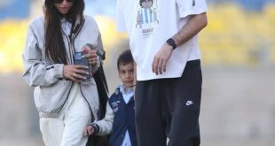 عکس‌| همسر و فررزند ستاره پرسپولیس در تمرین سرخ‌ها