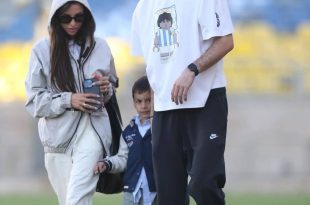 عکس‌| همسر و فررزند ستاره پرسپولیس در تمرین سرخ‌ها