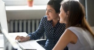 دو همکار در حال کارکردن روی پروژه