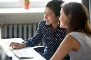 دو همکار در حال کارکردن روی پروژه