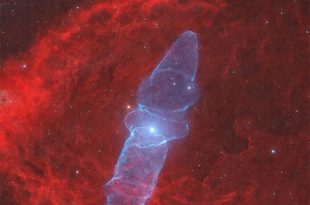 ماهی مرکب کیهانی یک جریان فوق‌العاده از مواد را نشان می‌دهد که توسط سیستم سه گانه‌ای از ستارگان داغ و پرجرم، به نام HR8119، رانده‌ می‌شود.