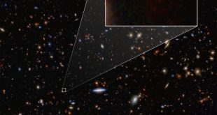 تصویری که در جعبه داخلی است، JADES-GS-z14-0 نام دارد و لکه کم‌رنگی از کهکشانی است که تنها 300 میلیون سال پس از شروع جهان شکل گرفته‌ است.