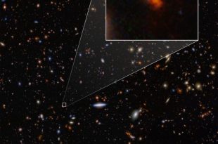 تصویری که در جعبه داخلی است، JADES-GS-z14-0 نام دارد و لکه کم‌رنگی از کهکشانی است که تنها 300 میلیون سال پس از شروع جهان شکل گرفته‌ است.