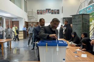 وزیر فرهنگ و ارشاد اسلامی رای خود را به صندوق انتخابات انداخت